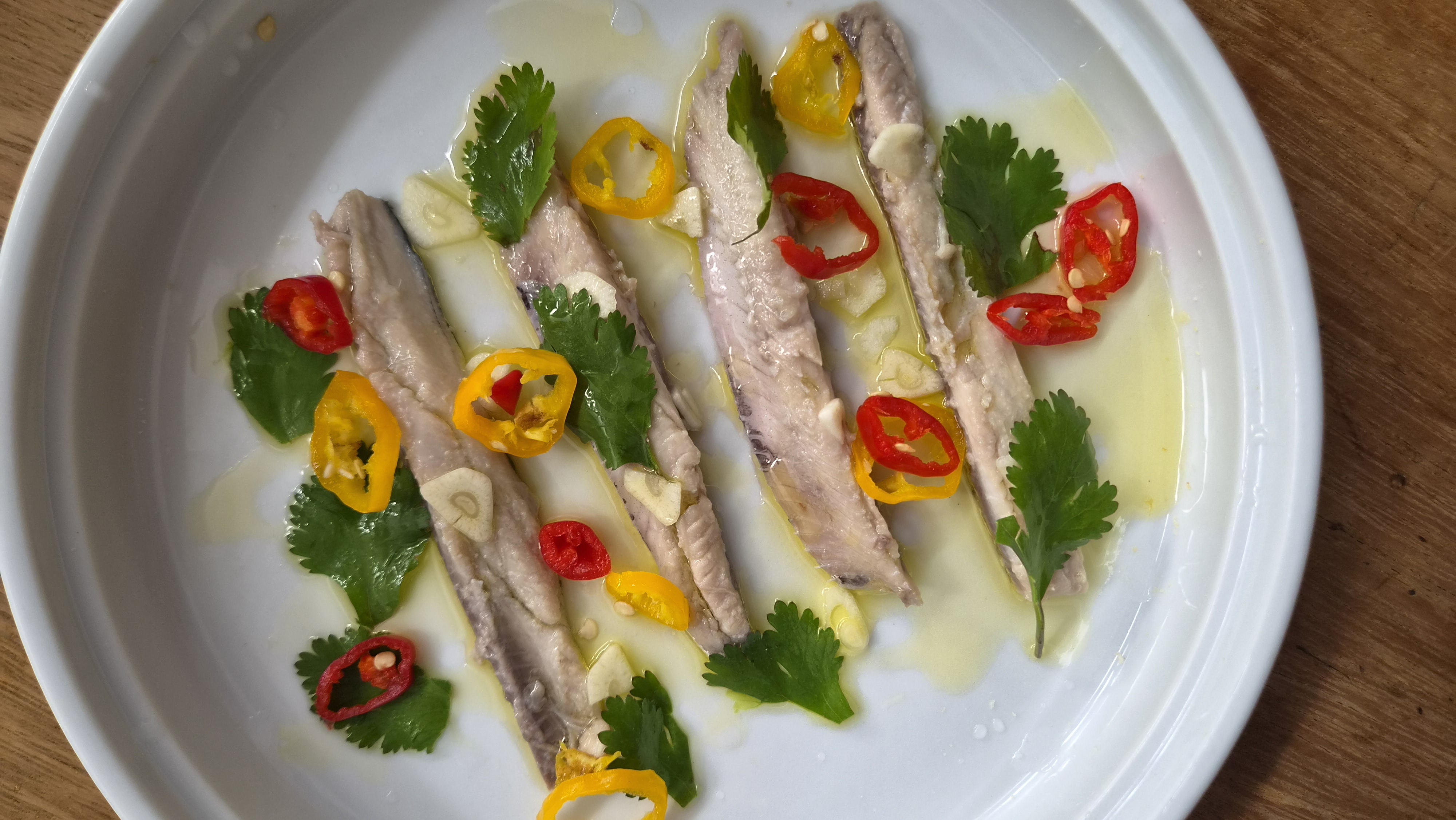 Boquerones de sardinha com vinagre de cúrcuma