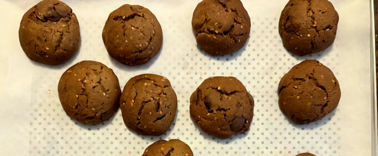 Cookie de missô de cacau, chocolate e farinha de pipoca