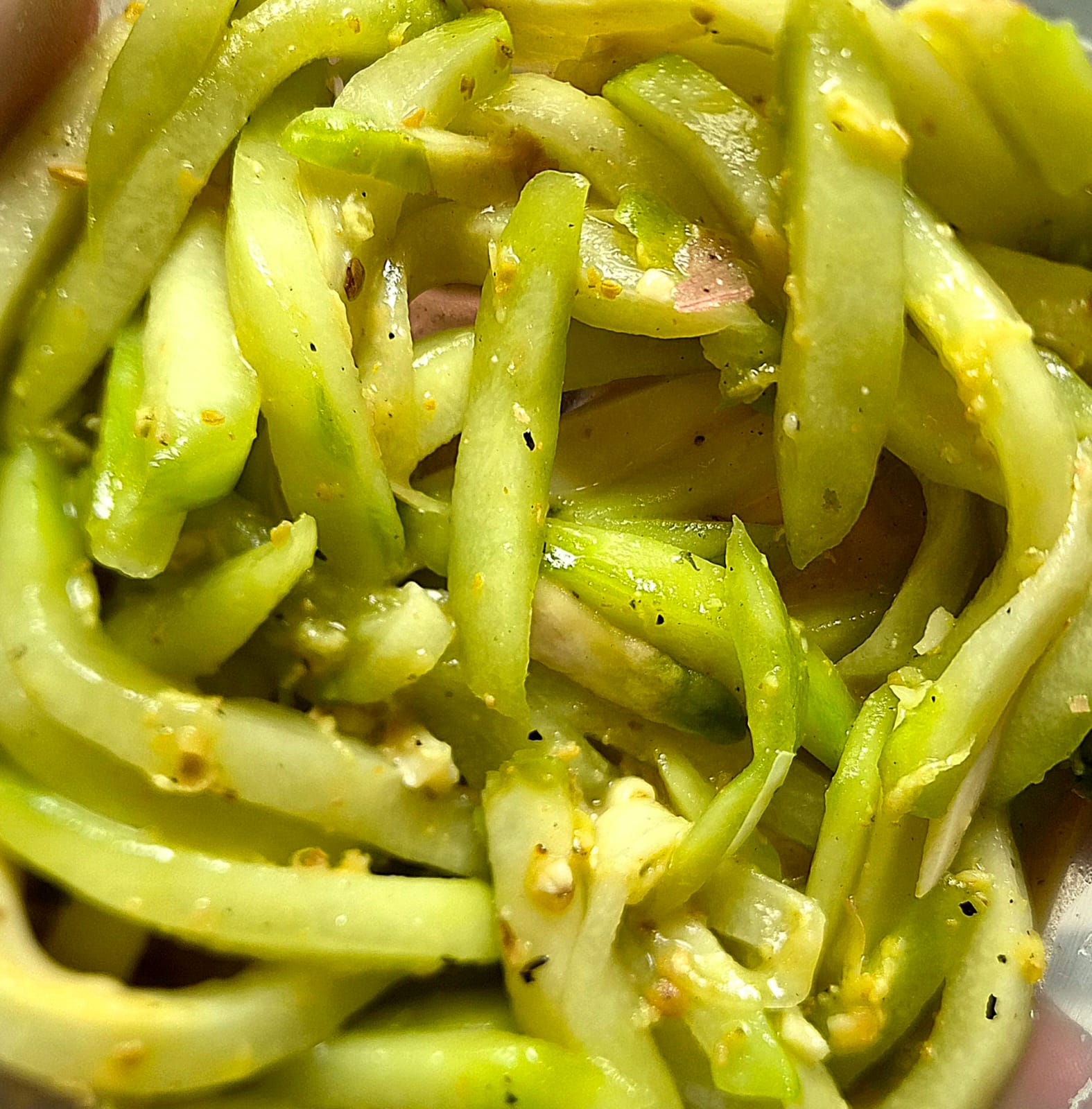 Salada de chuchu cru com missô