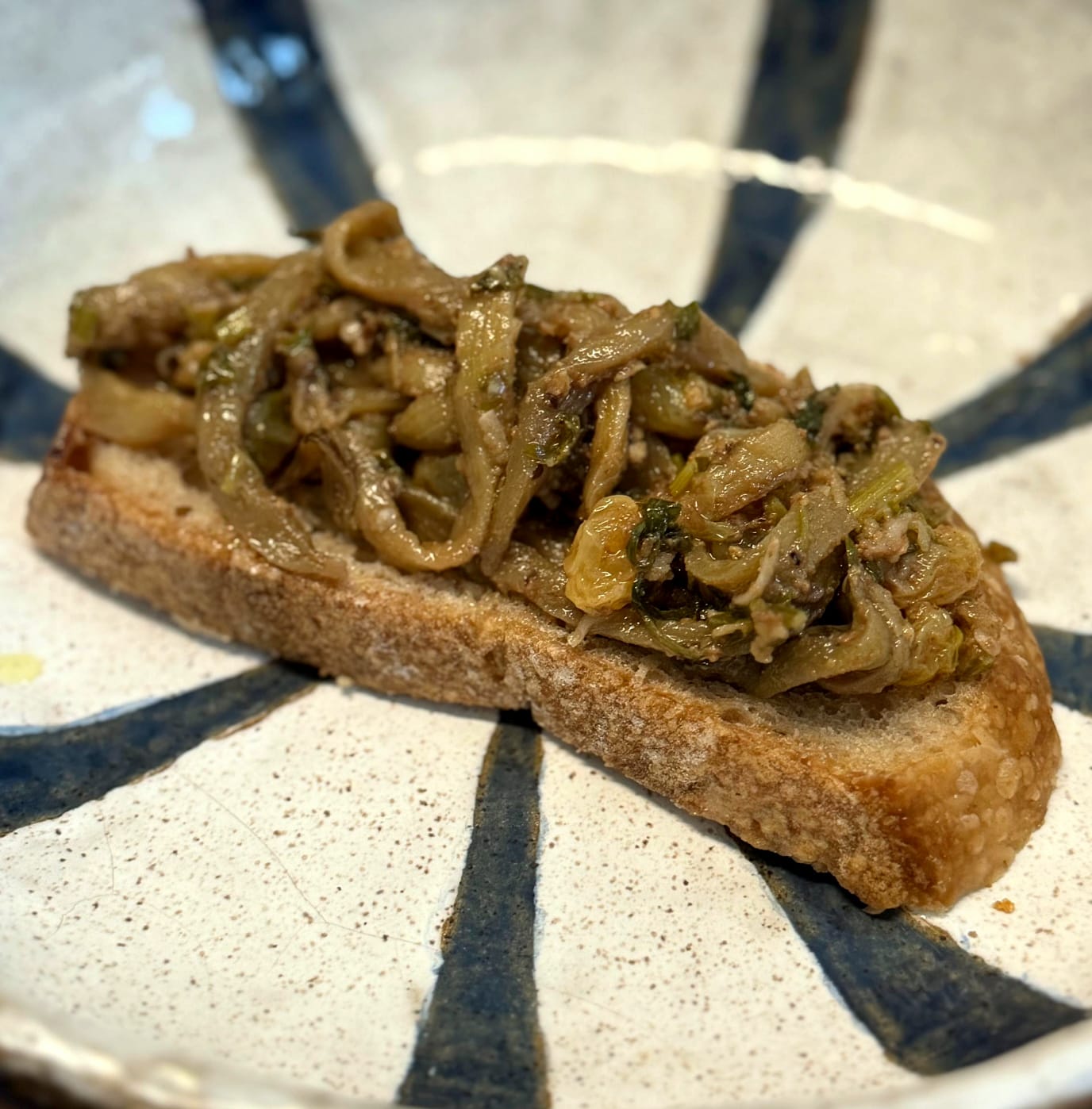Antepasto de berinjela com missô, vinagre de cúrcuma e uva-passa